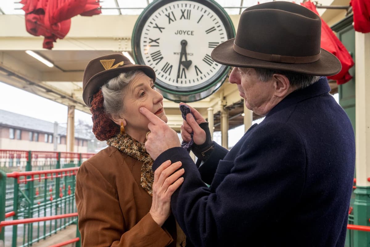 Watch the moment famous Brief Encounter clock makes its return to ...