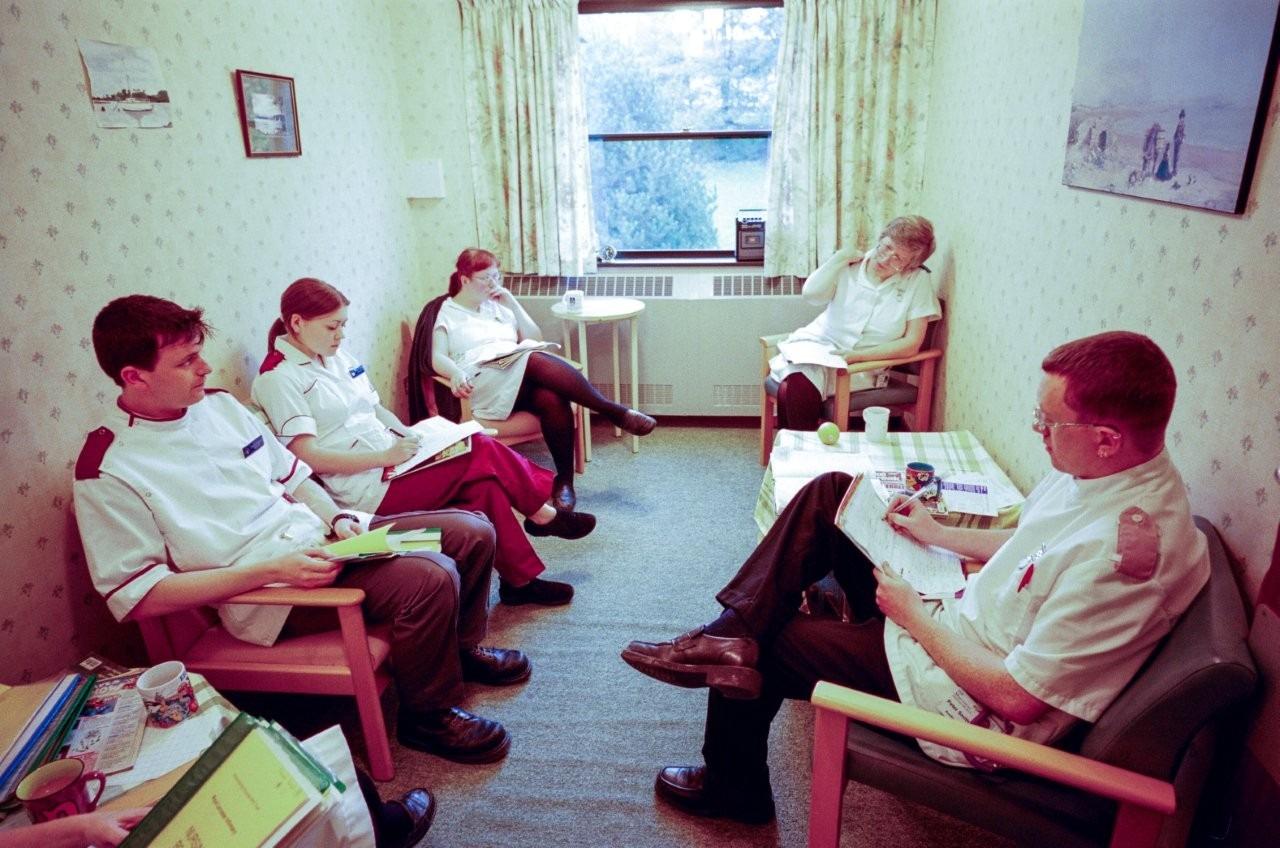 A staff change over meeting on ward 23 at the RLI in 2000. Photo by DJ Clark.