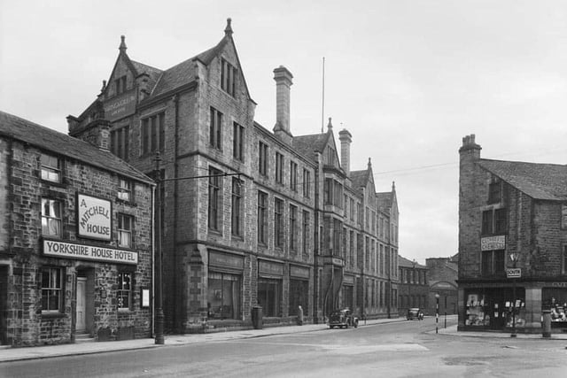 The Yorkshire House and Waring & Gillow building are most prominent in this photo of North Road in the Forties.