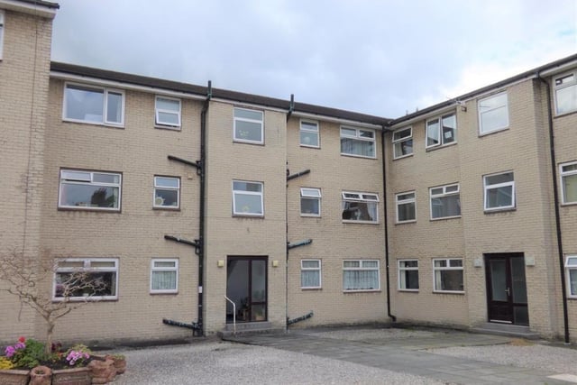 Guide price: £82,500. A spacious, one double bedroom first floor flat situated in the quiet complex of Primrose Court. The property benefits from a fitted kitchen and modern three-piece bathroom. For sale with Hayley Baxter.
