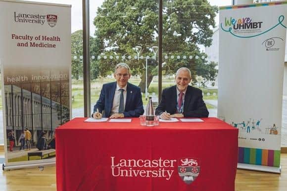 Prof Andy Schofield and Prof Mike Thomas signing the Memorandum of Understanding at the Health Innovation Campus.