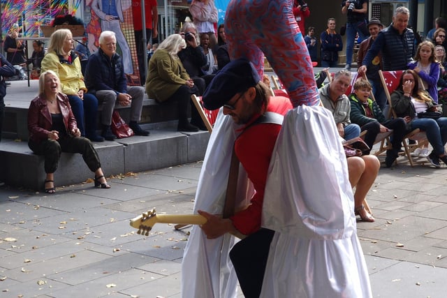 This guitarist had a tricky manoeuvre on his hands.