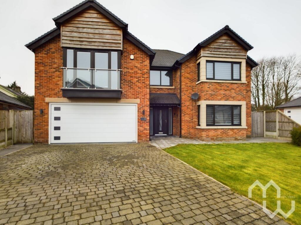 Magnificent five-bed detached family home with spacious interior and ...