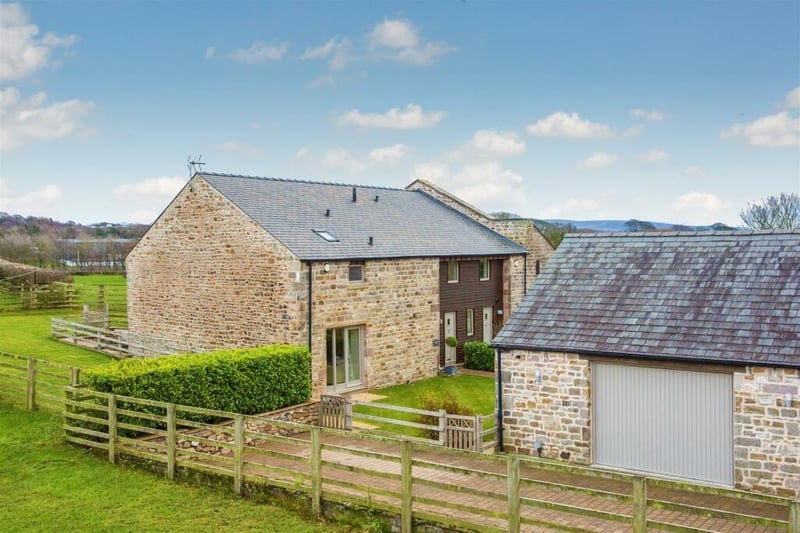Hoggett Barn benefits from a lovely semi rural location surrounded by open fields but is still only a five minute drive into the centre of Lancaster.