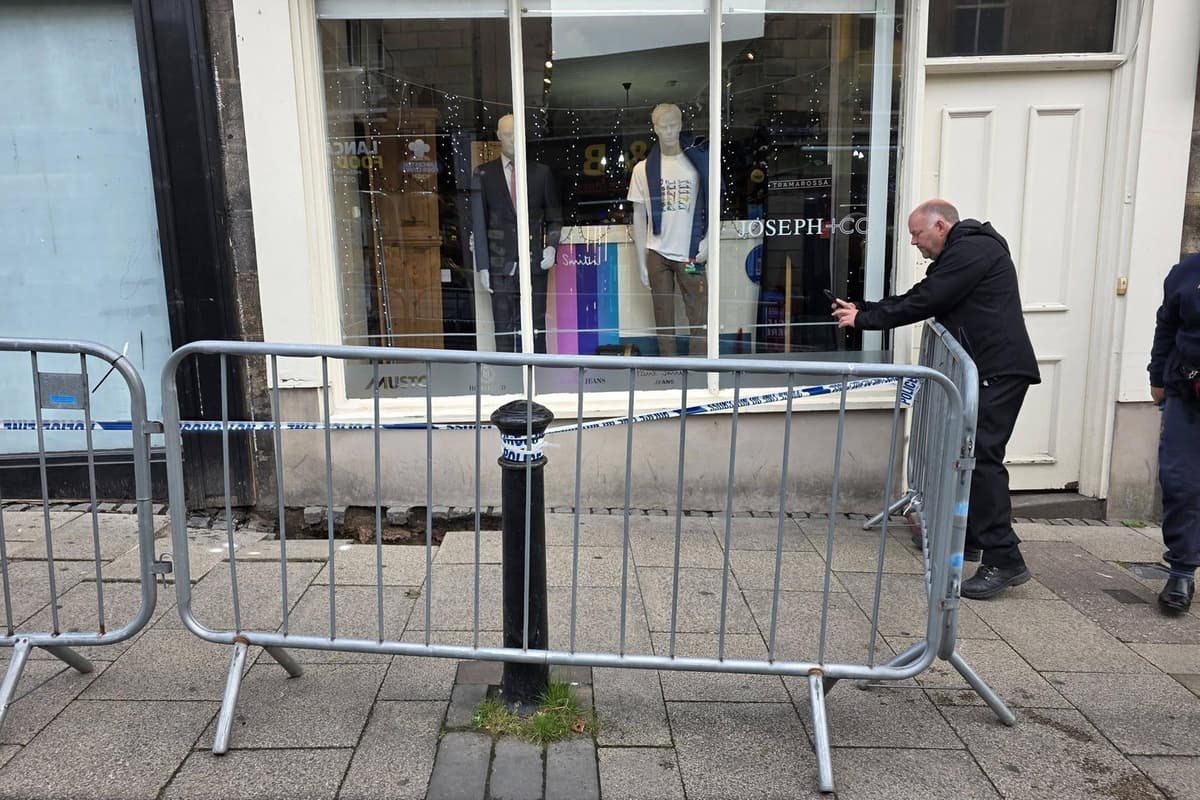 Erdloch vor Geschäft in der Innenstadt von Lancaster