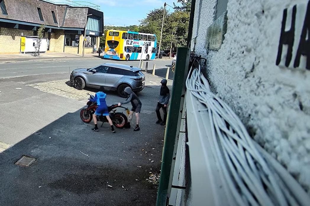 Polizei sucht drei Jugendliche, die auf Überwachungskameras beim Diebstahl ...