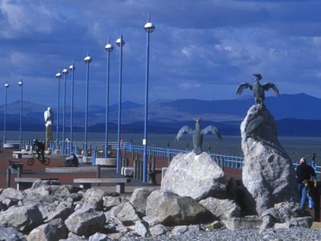 Bus route: 1, 1A, 2X, 5, 6, 6A, 6B, 6C,  41, 100, 755. Bus stops: The Platform, Winter Gardens, Eric Morecambe, Clock Tower, Euston Road and Morecambe Bus Station. Create seaside memories at the award-winning promenade. It stretches along the stunning coastline and is perfect for a refreshing stroll or an energetic bike ride. Families can build sandcastles on the beach, chase the waves, or fly colourful kites against the endless sky. Take your photograph beside the iconic Eric Morecambe statue, a tribute to the legendary comedian, before treating yourself to a tasty ice cream with a view across the bay and the distant Lakeland Fells.