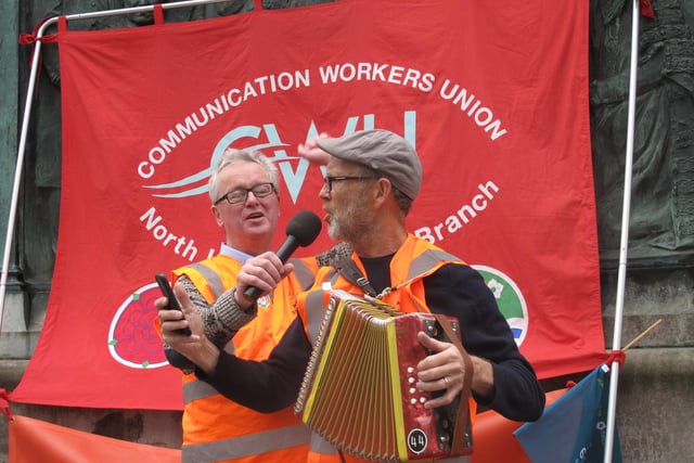 Musician Pete Moser and L&M TUC president Eugene Doherty lead a song.
