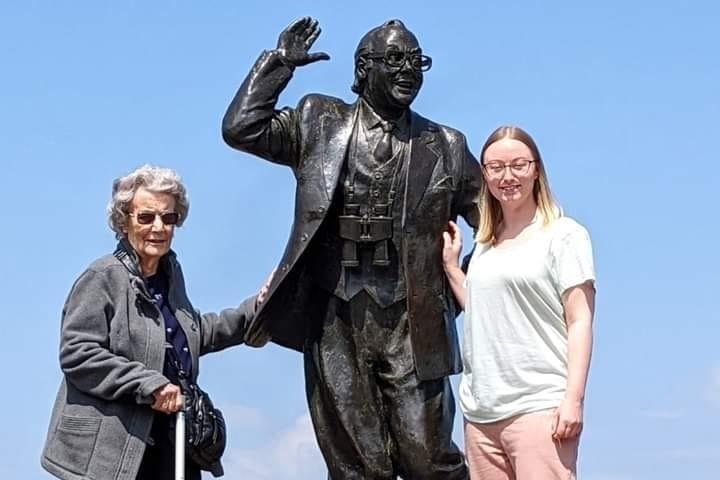28 fab pics of readers posing with the Eric Morecambe statue 25 years ...
