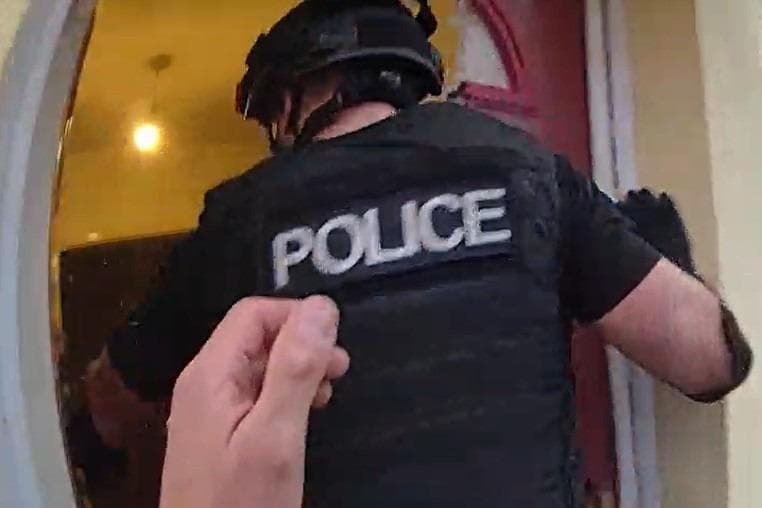Polizei beschlagnahmt Kokain, Bargeld und gefälschte Zigaretten auf einem ...