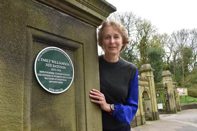 The green commemorative plaque was unveiled by Prof Melissa Bateson.