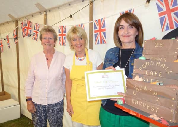 Louise Chaplow with her winning cake with judges Nancy Birtwhistle and 
Gay Penn.