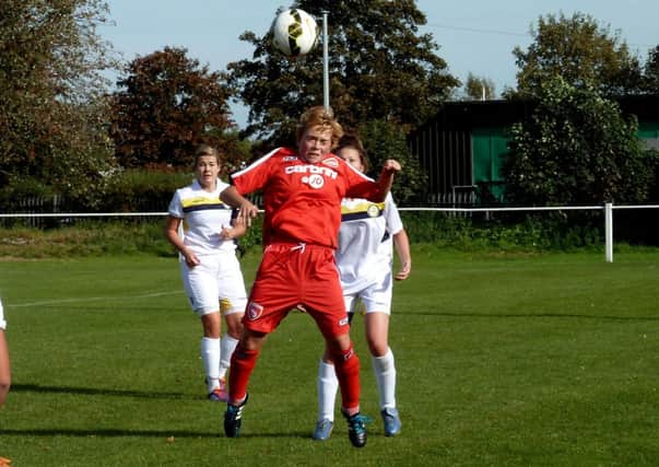Hannah Williamson out jumps the Leeds defence.