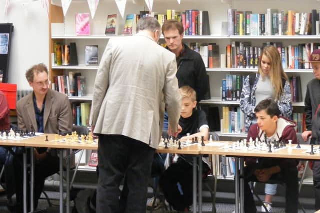 Nigel Davies simultaneous chess display